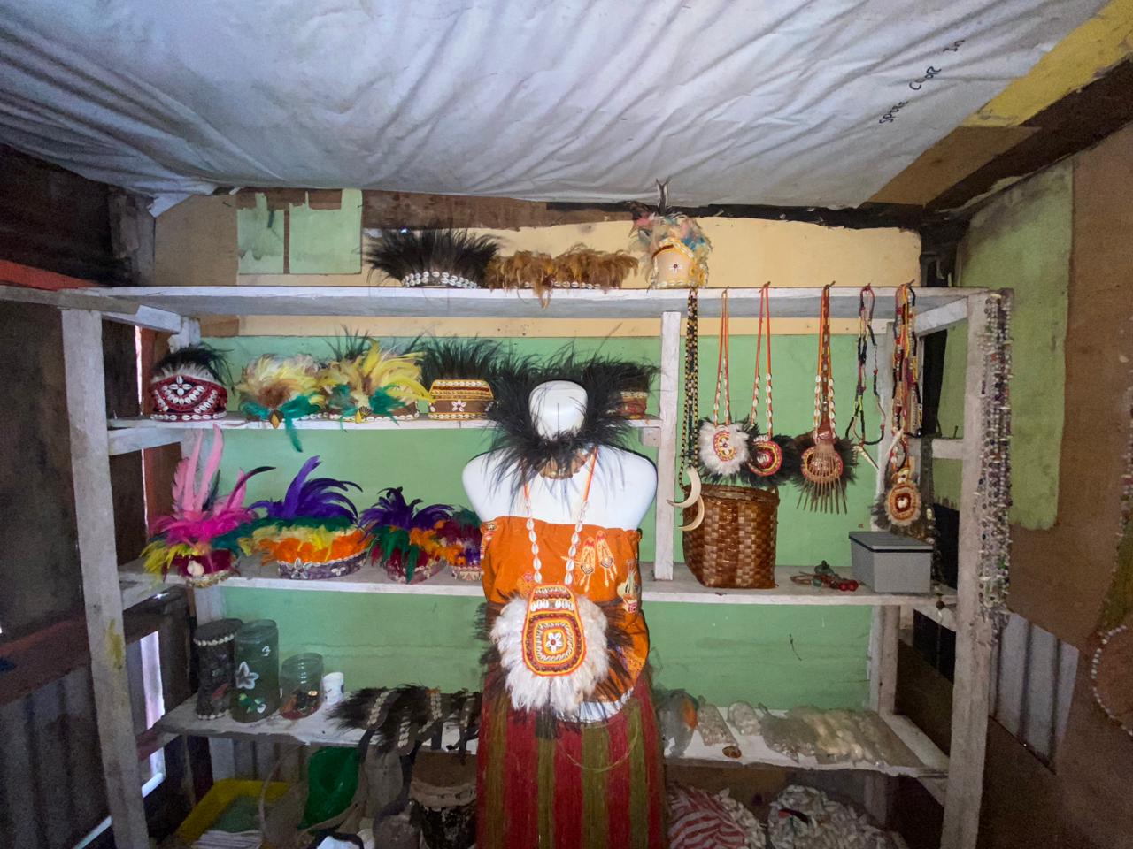 Set Pakaian Adat Papua